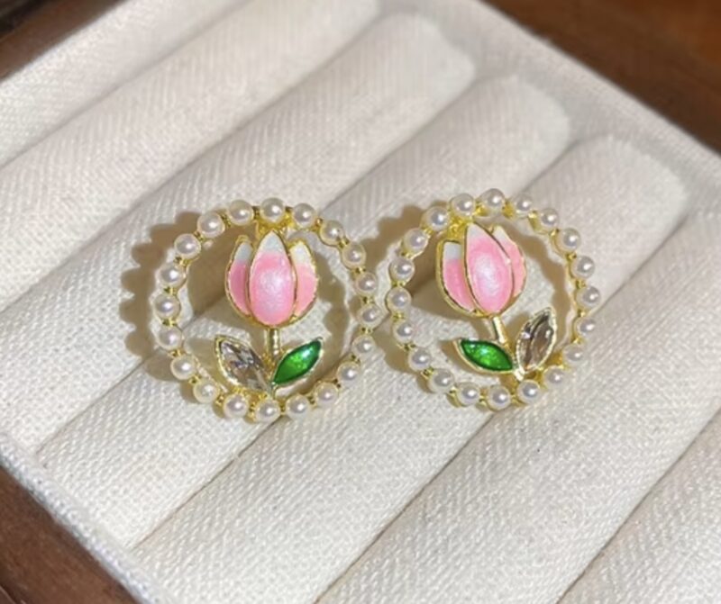 Tulip In Pearl Round Earrings - Image 3
