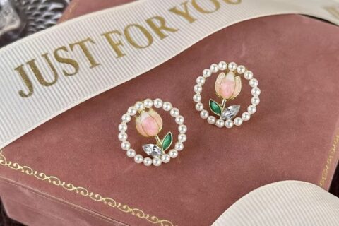 Tulip In Pearl Round Earrings